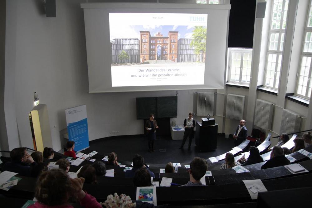 Prof. Dr. Christine Gläser und Prof. Dr. Ulrike Verch eröffnen die Ringvorlesung Digital Literacy